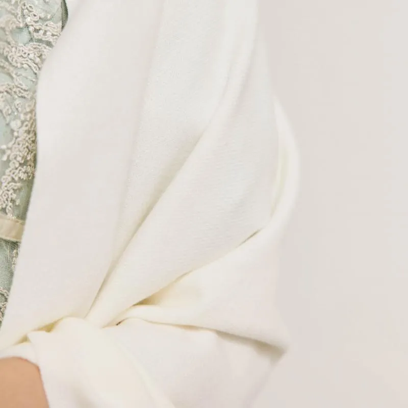 オフホワイトのカシミヤタッチストール