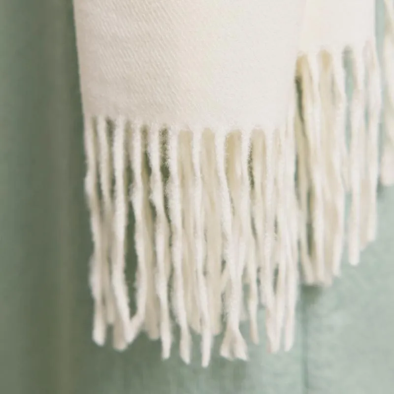 オフホワイトのカシミヤタッチストール