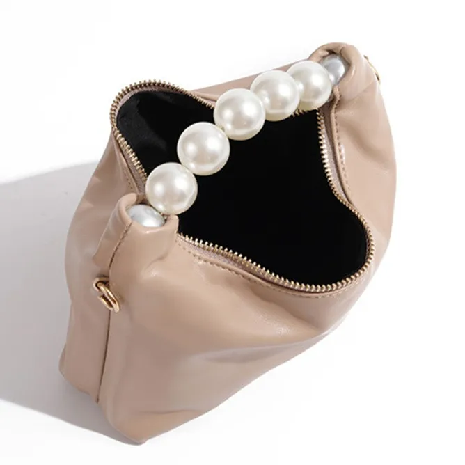 ホワイトのパールハンドルミニバッグ