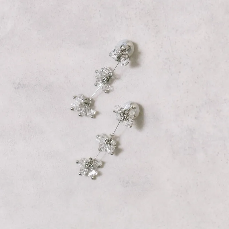 シルバーのグラスビーズロングイヤリング