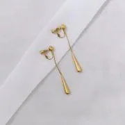 ゴールドのティアドロップロングイヤリング