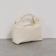 ホワイトのパールハンドルミニバッグ