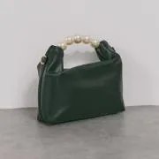 ブラックのパールハンドルミニバッグ