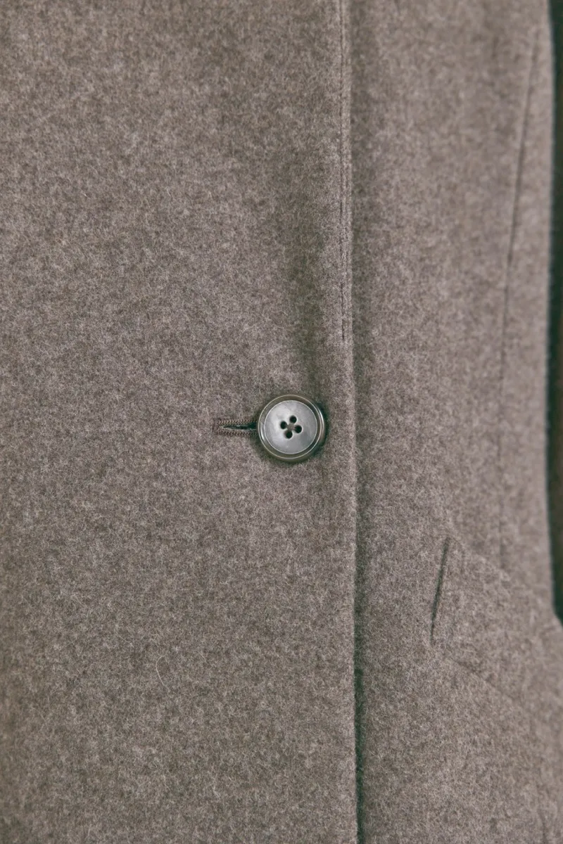 ブラウンのウールロングコート