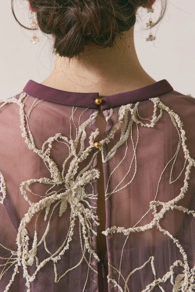 グレイッシュレッドのフラワーモール刺繍ドレス