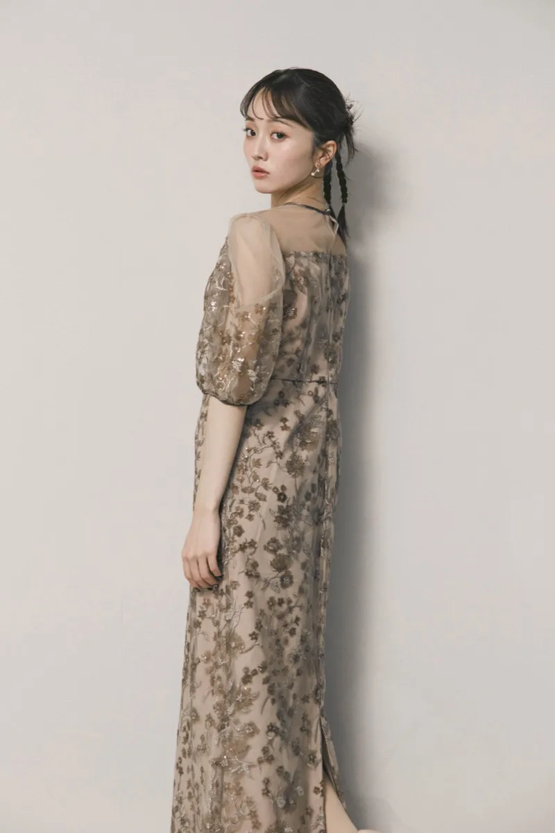 ベージュのフラワーエンブロイダリーパフスリーブドレス　M/Leja