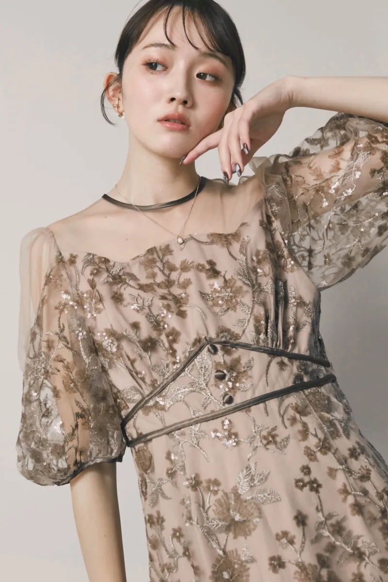ベージュのフラワーエンブロイダリーパフスリーブドレス　M/Leja