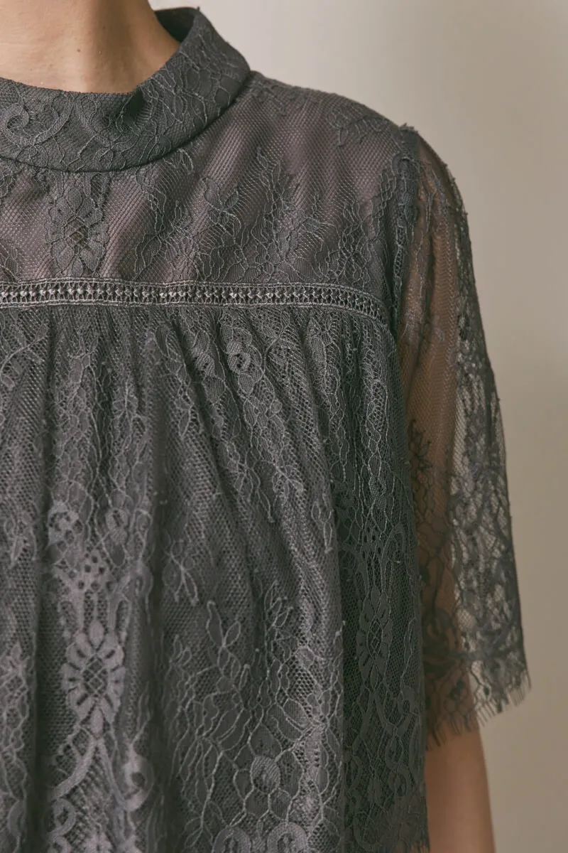 チャコールグレーの授乳口付ハイネックレースドレス