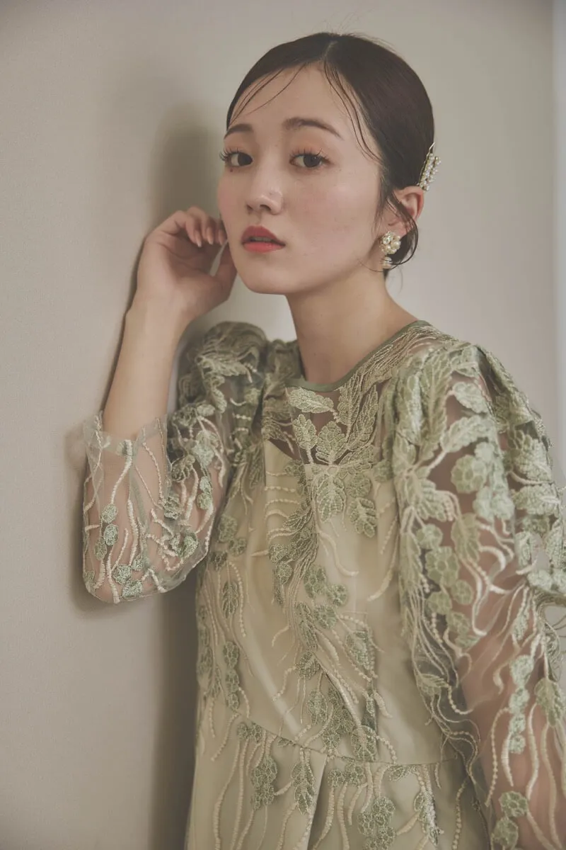 カーキのボリュームスリーブ刺繍ドレス