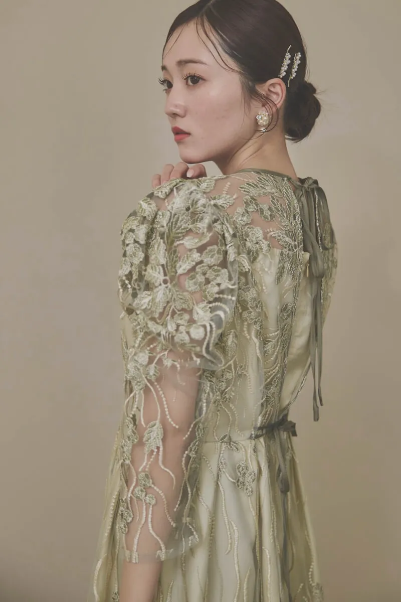 カーキのボリュームスリーブ刺繍ドレス