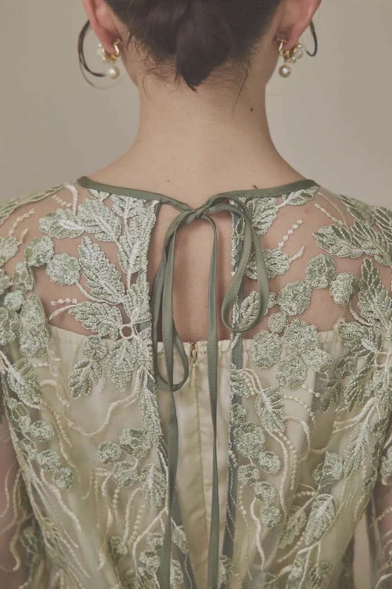 カーキのボリュームスリーブ刺繍ドレス