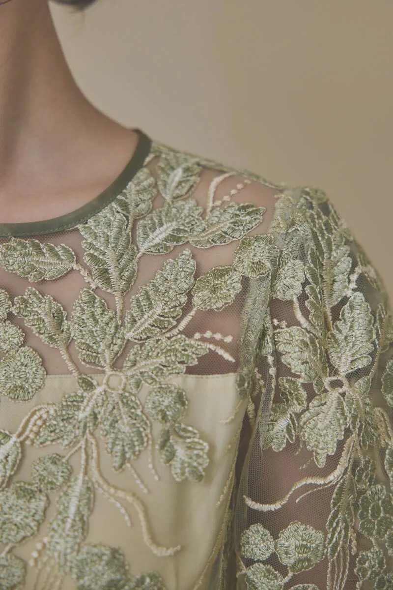 カーキのボリュームスリーブ刺繍ドレス