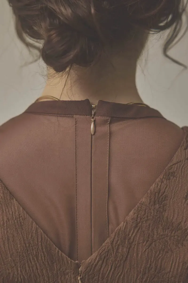 ブラウンのジャガードIラインドレス