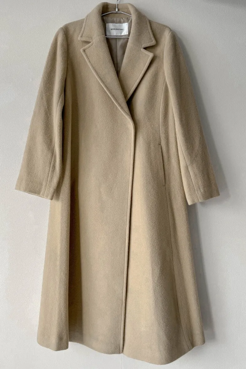 キャメルのテーラーベルテッドロングコートのレンタル｜15-0020｜結婚